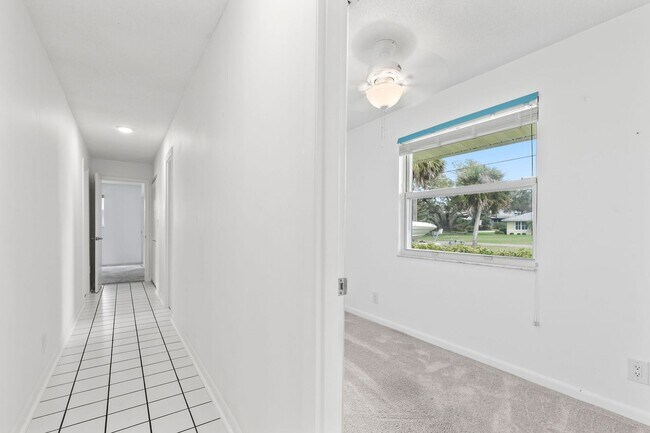 Building Photo - Riverfront Home in Ormond Beachside!
