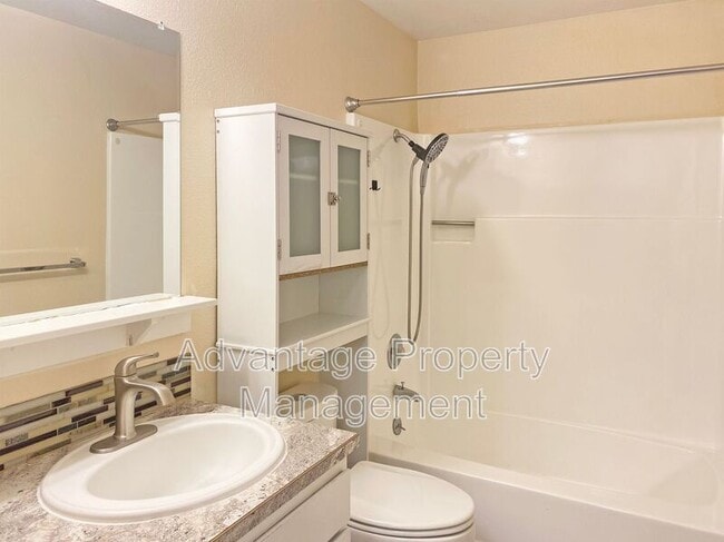 Building Photo - 588 NW Oak Ave