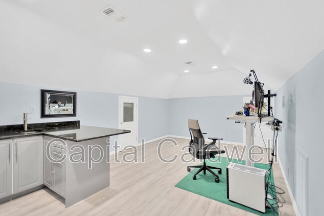 Building Photo - 911 S Rome Ave