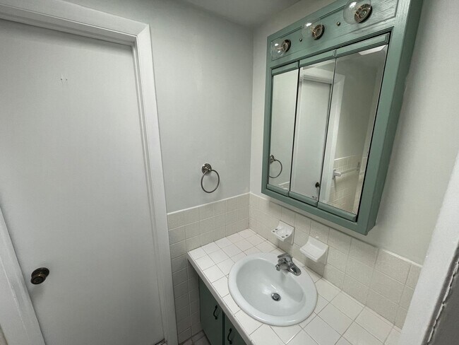 Building Photo - 2/1.5/1 New Port Richey