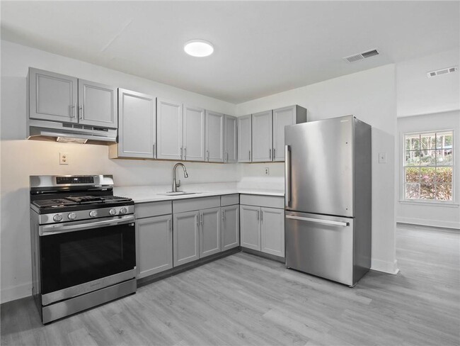 Building Photo - 526 Woodlore Dr