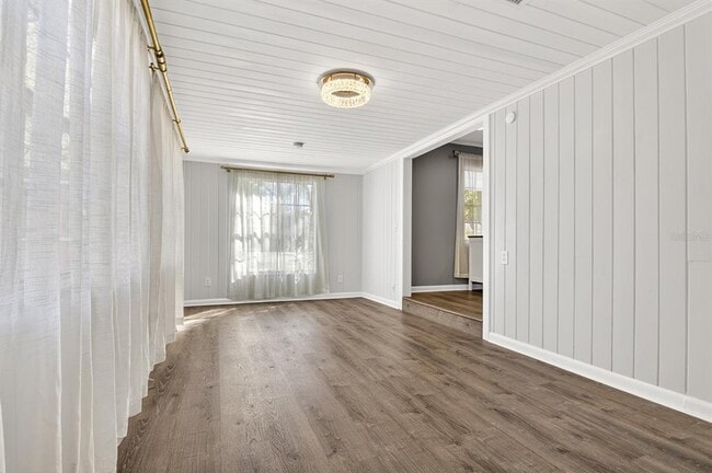 Building Photo - 815 W Lowry Ln