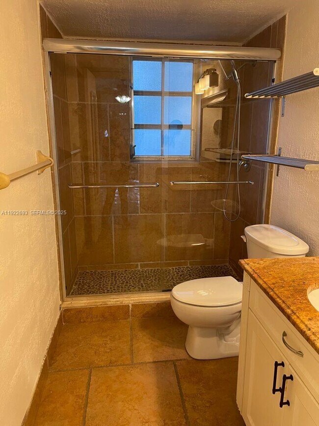 Building Photo - 3141 N Palm Aire Dr