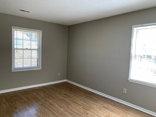 Building Photo - SW Large Brick Home, Updated Kitchen & Bathrooms, Wood Like Flooring, Fenced Yard!
