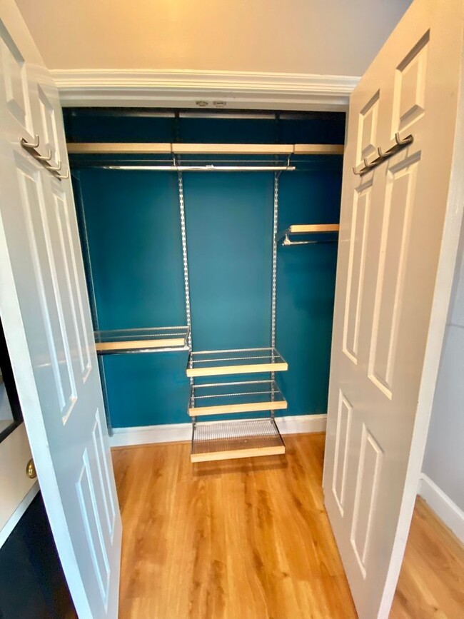 Building Photo - Logan/Dupont 1BR 1BA unit with hardwood fl...