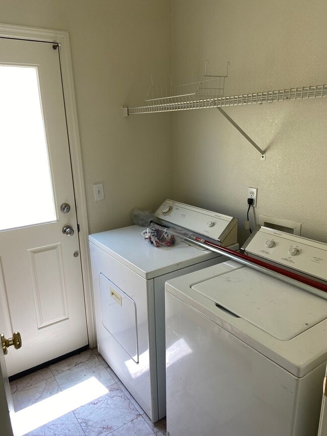 Building Photo - Bentley Square - Gated 3 Bdrm+office