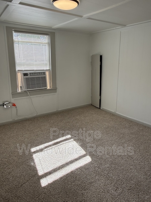 Building Photo - 1051 43rd St
