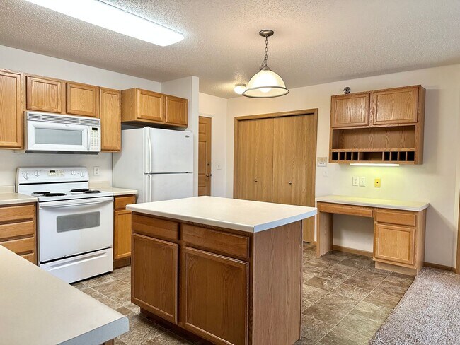 Building Photo - Walk Out Patio - 2 Bedroom 2 Bath