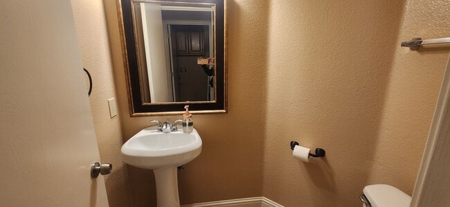 Building Photo - Wonderful 3 Bedroom 2.5 Bathroom Home in E...