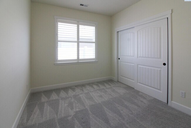 Building Photo - 3 Bed/2 Bath Kennewick Home with Office
