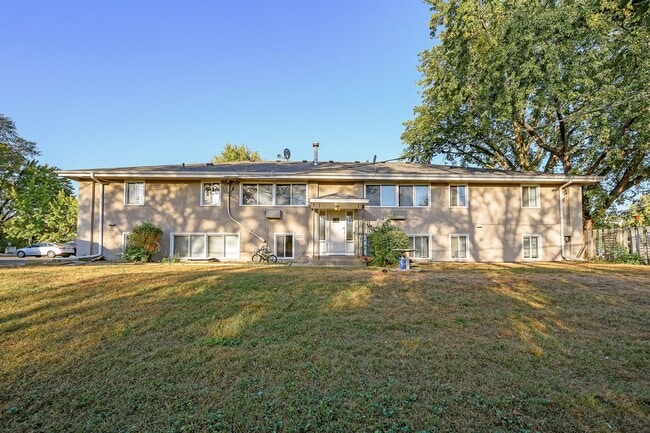 Building Photo - Spacious 1/BR/1 Bath Available Now!