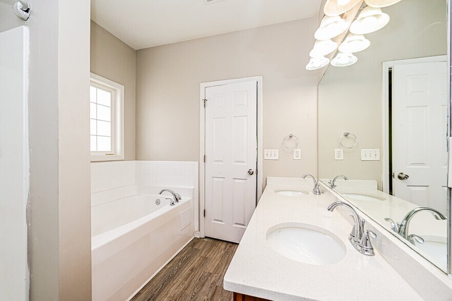 Building Photo - 512 Anglewood Trace