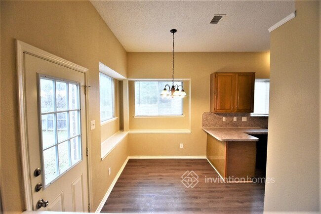 Building Photo - 813 Raintree Ln