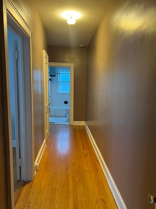 Building Photo - 815 W Johnson St