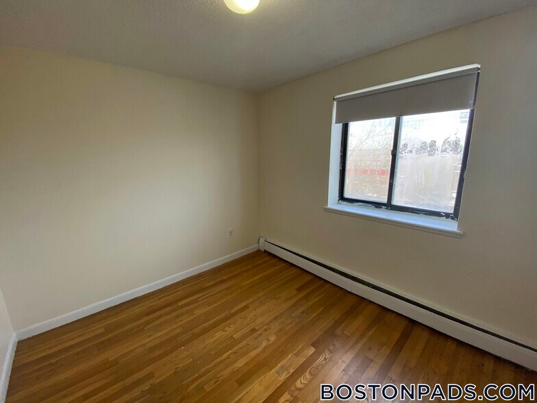 Building Photo - 122 Dustin St