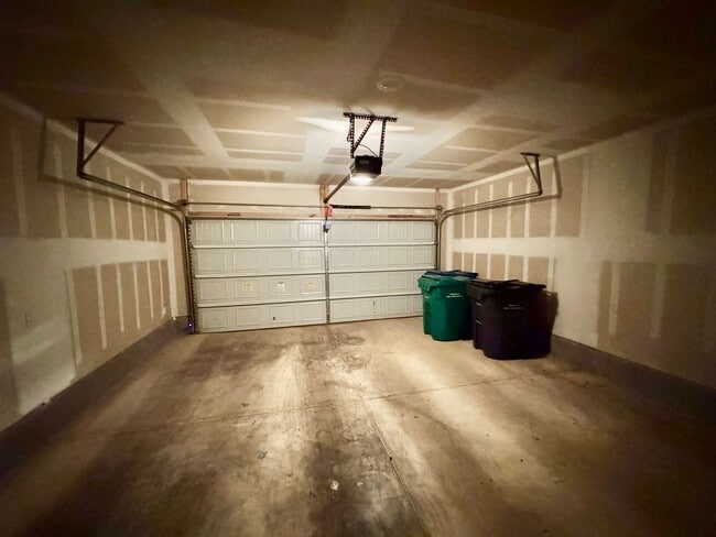 Building Photo - Charming 3/2 Home with Garage, Fenced Backyard & Community Amenities!