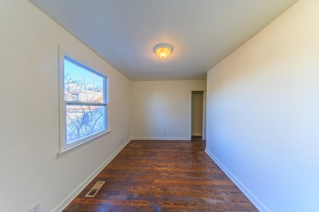 Building Photo - NOW AVAILABLE!!  Remodeled Unit in East Na...