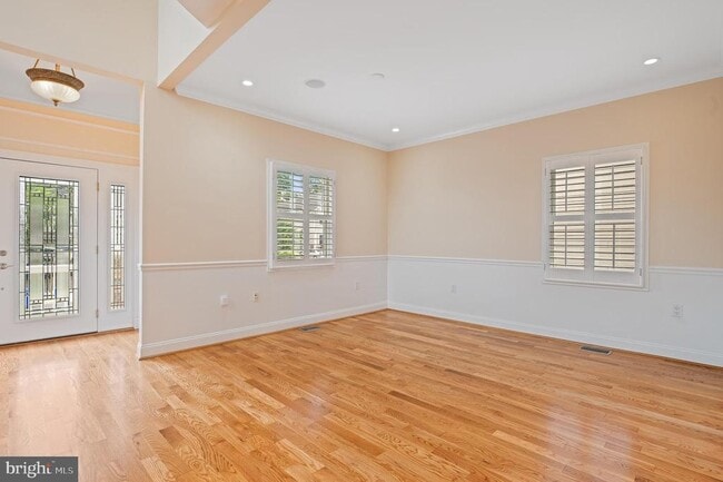 Building Photo - 5905 Lone Oak Dr