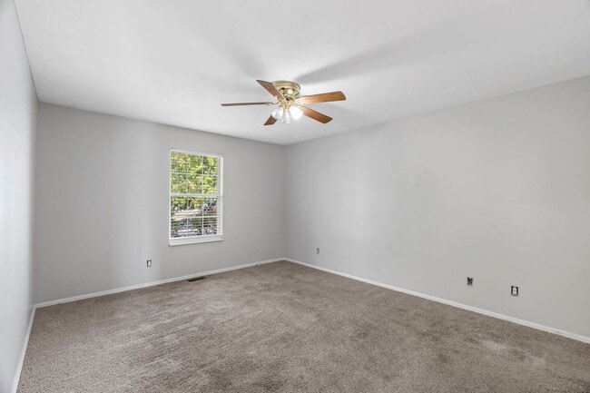 Building Photo - Beautiful 3B/2B Home in St. Charles
