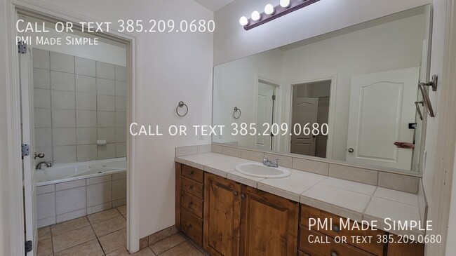 Building Photo - 3042 E Somerset Dr