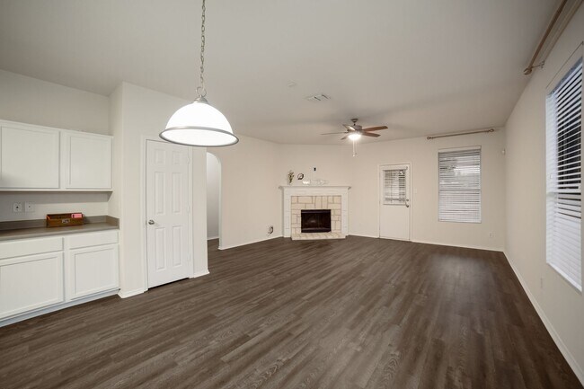 Building Photo - 27110 Saddlefoot Way