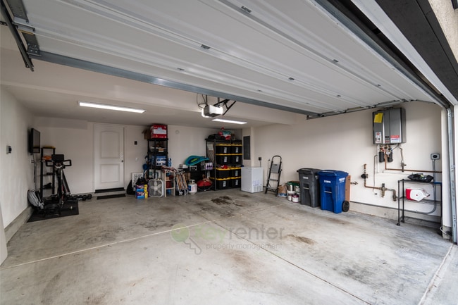 Building Photo - Stunning Verano at Skyline |Gated Community |HOA, Pool, Playground