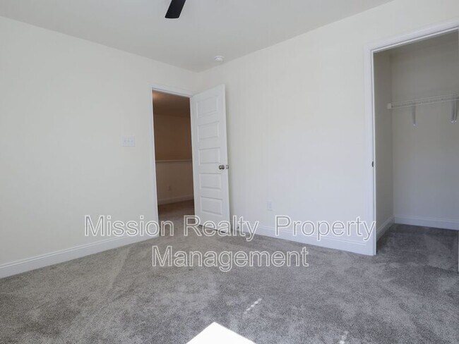 Building Photo - 10860 Farmstead Ml Ln
