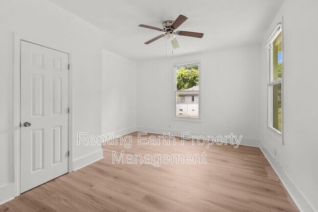 Building Photo - 552 S Bainbridge St