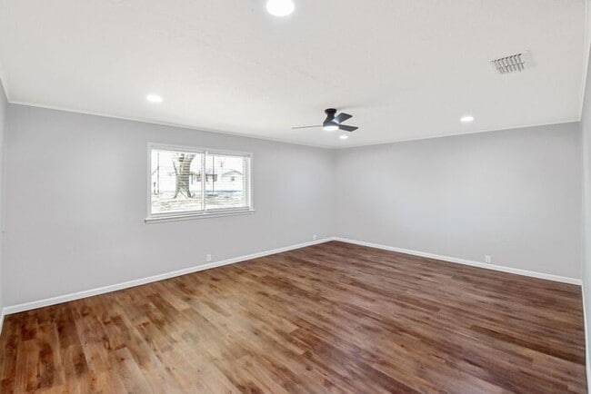 Building Photo - Available Now! Newly Remodeled 4 Bed 3 Bat...