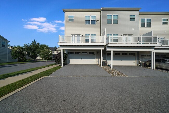Building Photo - Luxury 3 Bedroom 4 Bath Townhome in Atwate...