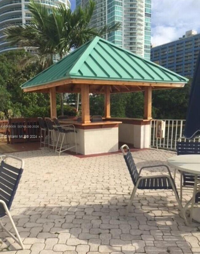 Building Photo - 2201 Brickell Ave