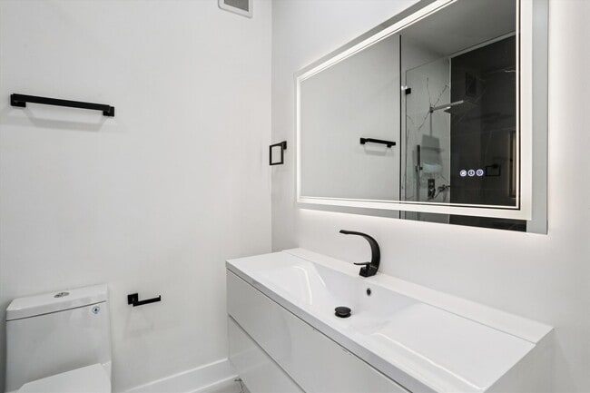 Building Photo - 517 Montana Ave NE