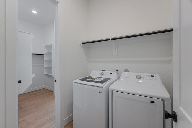 Building Photo - 564 Tawny Rim Dr