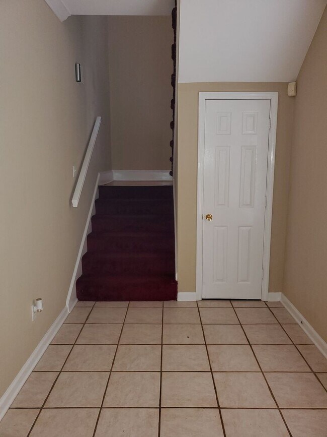 Building Photo - Beautiful 2 Bedroom 2 Bath Available 10/10...