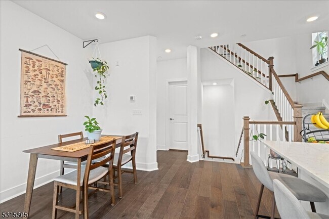 Building Photo - 33 Veterans Wy