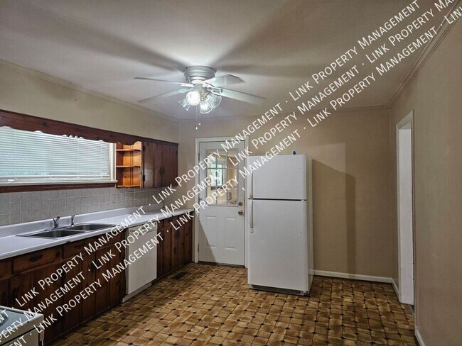 Building Photo - Don't Miss this Charming 2 bedroom with Ga...