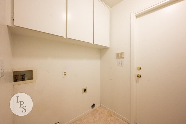 Building Photo - 2188 E Pinedale Ave