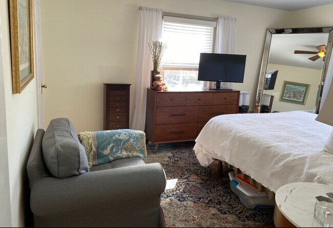 Master bedroom - 122 Sterling Ave