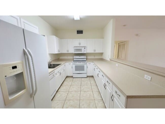 Building Photo - 2 Bedroom 2 Bath Condo! Move-In Special! Water Included!