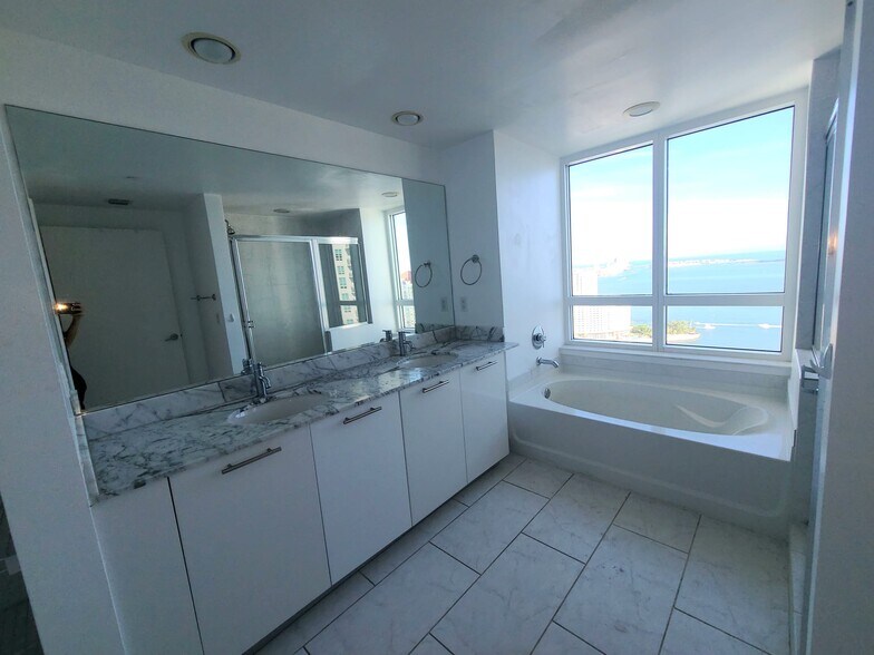 Building Photo - 951 Brickell Ave