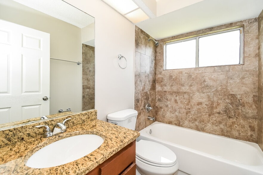 Building Photo - 8133 Fieldside Dr W