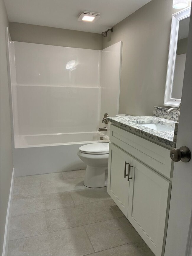 Building Photo - 102 Twin Lakes Dr