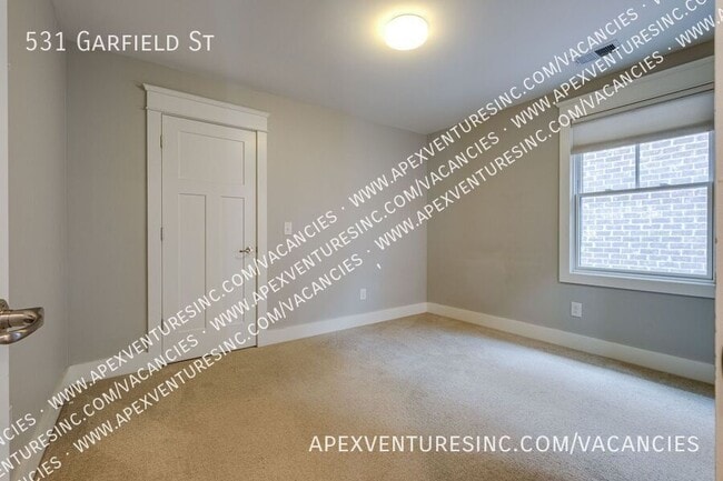 Building Photo - 531 Garfield St