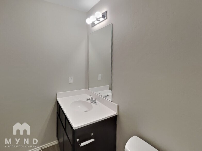 Building Photo - 726 W Lola Dr