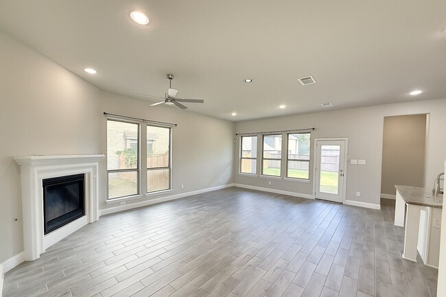 Building Photo - Gorgeous 4-Bedroom Home in Woodbridge Esta...