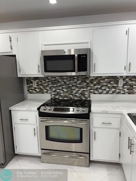 Building Photo - 1811 Sabal Palm Dr