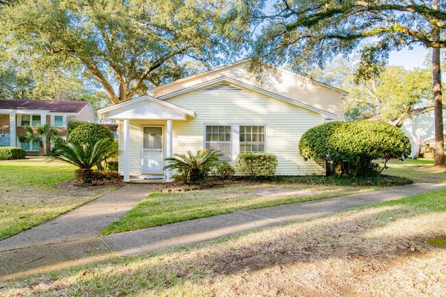 Building Photo - 2 Bed/1 Bath Condo with In-Ground Pool
