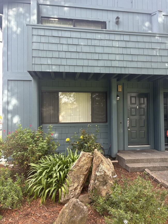 Primary Photo - 221 College View Dr