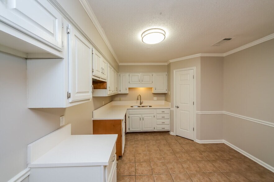 Building Photo - 7333 Eastover Blvd