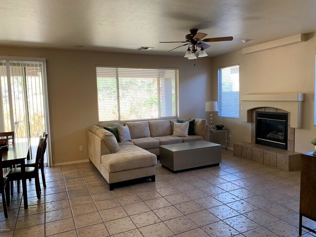 Building Photo - 4365 N Sunset Cliff Dr